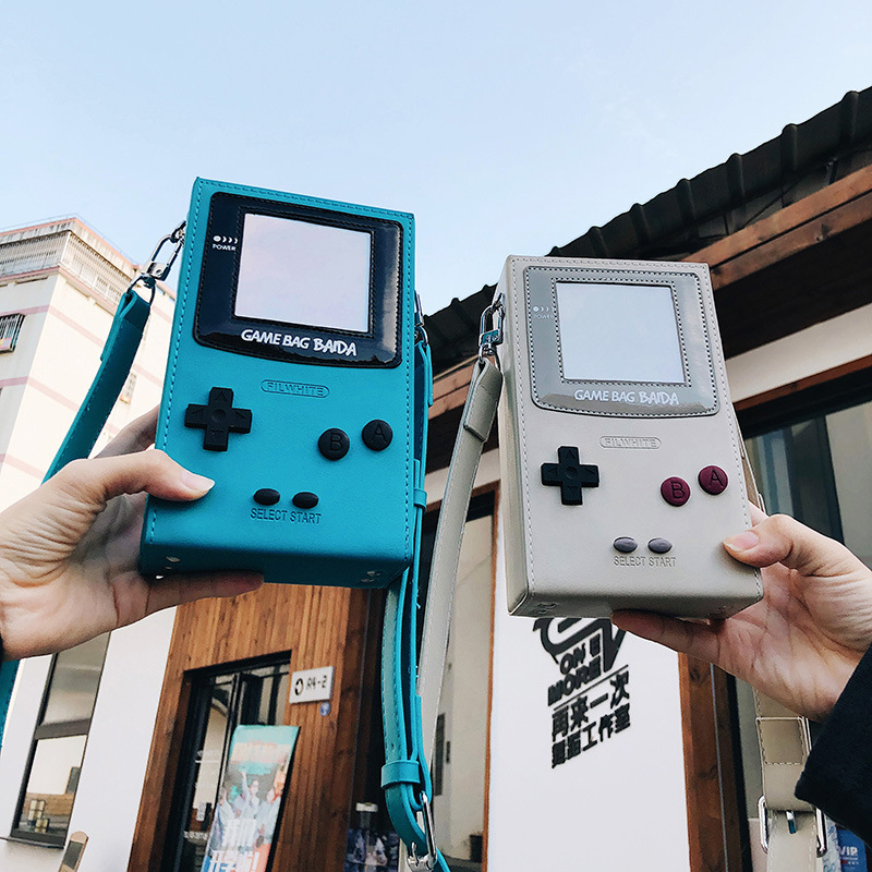 Gaming Console With Games - ユニークなクリエイティブゲーム機型クロスボディミニバッグ、ファッショナブルなレトロゲームボーイ風財布、軽量トラベルコインフォンショルダーバッグ